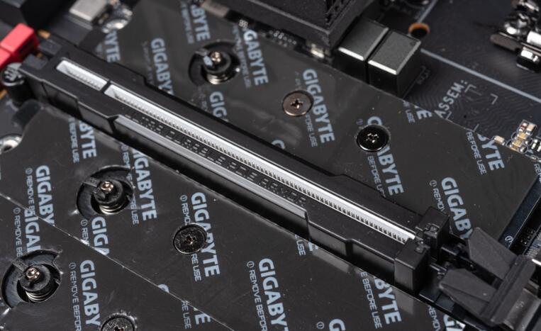 GIGABYTE Z790 AORUS MASTER X主板开箱评测