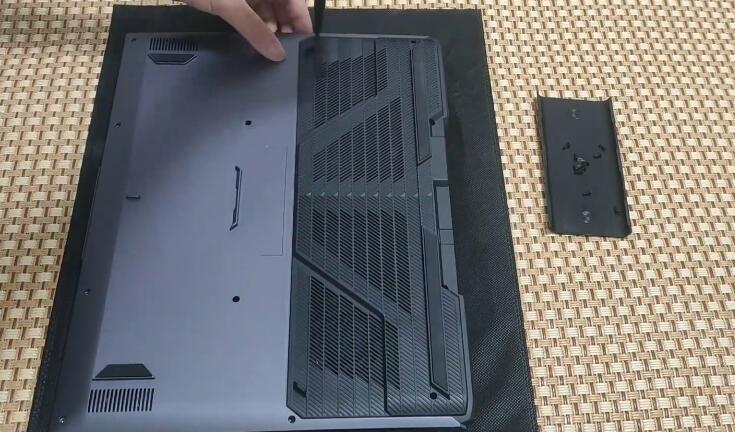 机械革命蛟龙16k加装固态硬盘（图文教程）