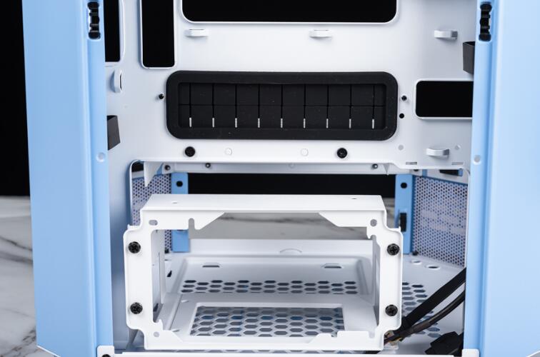 曜越透视The Tower 300塔式机箱开箱评测